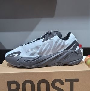 DS Yeezy 700 Blue Tint Sz 10.5